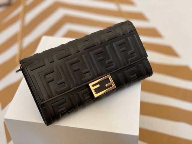 Fendi 621666颜色 黑色 黑棕色尺寸 19*10.5*3.5 Fendi 专柜同步，可肩背专柜品质顶级进口牛皮 海外订制钥匙扣五金 做工油边精湛