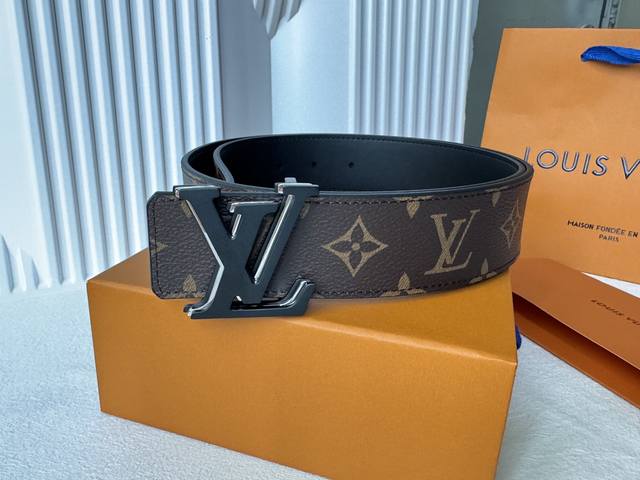 Lv Initiales双面腰带融合monogram Eclipse和全新monogram. Eclipse Reverse图案，以摩登视角烘托经典lv字母三层