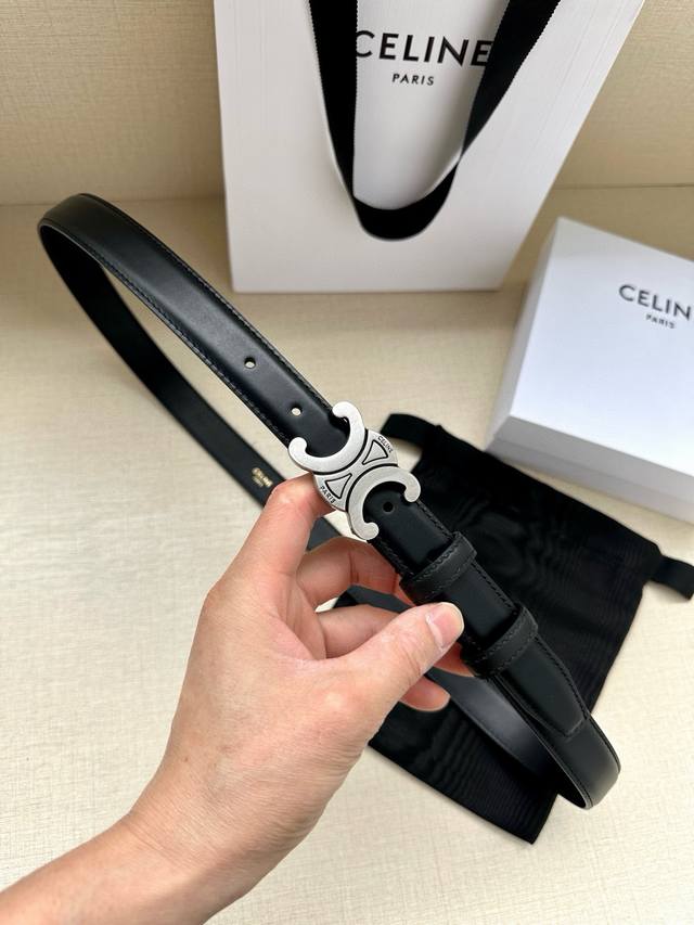 宽度2.5Cm Celine Triomphe中号牛皮革腰带 头层牛皮 中腰 宽度1英寸 2.5厘米 Triomphe 配领扣带扣