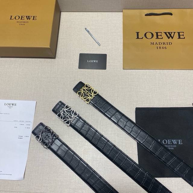 品牌：罗意威loewe。 钢扣 等级：原单私货.定制头层牛皮，专柜售、堪比正品！油边精致 电脑车线 手感柔软.实物拍摄无修饰 上身效果超好、长度不可裁剪.配专柜