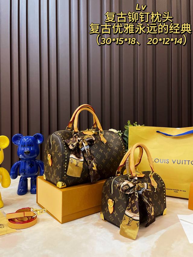 细节图小号 大号 礼盒包装 Lv 新款 Speedy 20铆钉枕头包 Lv 新款系列 枕头包 手袋,全网首发 Lv Speedy 枕头包这款retiro 手袋以