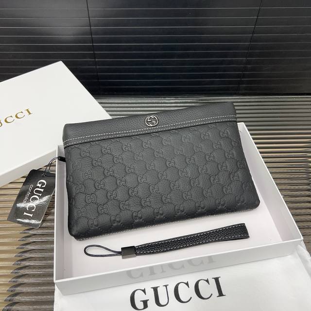 Gucci 古奇 Gg 牛皮手拿包 男士手包 采用精湛镶嵌细工，经典百搭 实物拍摄 原厂原版面料 配送防尘袋礼盒 27 X 17 Cm。