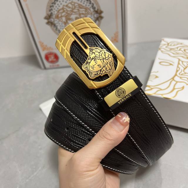 品名：Versace.范思哲 材质：原单牛皮腰带 百分百头层牛皮腰带保证真皮，24K纯钢扣，专柜原单品质、做工精细，时尚大牌，送人自用首选 包装： 请认准如图专