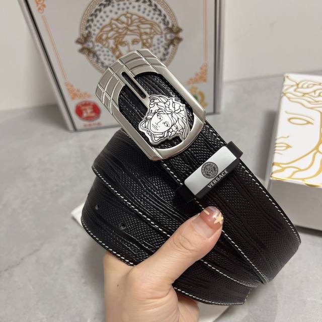 品名：Versace.范思哲 材质：原单牛皮腰带 百分百头层牛皮腰带保证真皮，24K纯钢扣，专柜原单品质、做工精细，时尚大牌，送人自用首选 包装： 请认准如图专