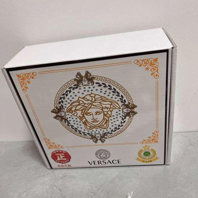 品名：Versace.范思哲 材质：原单牛皮腰带 百分百头层牛皮腰带保证真皮，24K纯钢扣，专柜原单品质、做工精细，时尚大牌，送人自用首选 包装： 请认准如图专