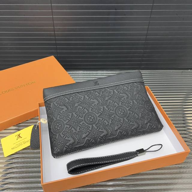 Louisvuitton 路易威登 磨砂牛皮手拿包 手袋 手包 采用精湛镶嵌细工，实物拍摄 原厂原版面料 配送原版礼盒 17 X 27 Cm。