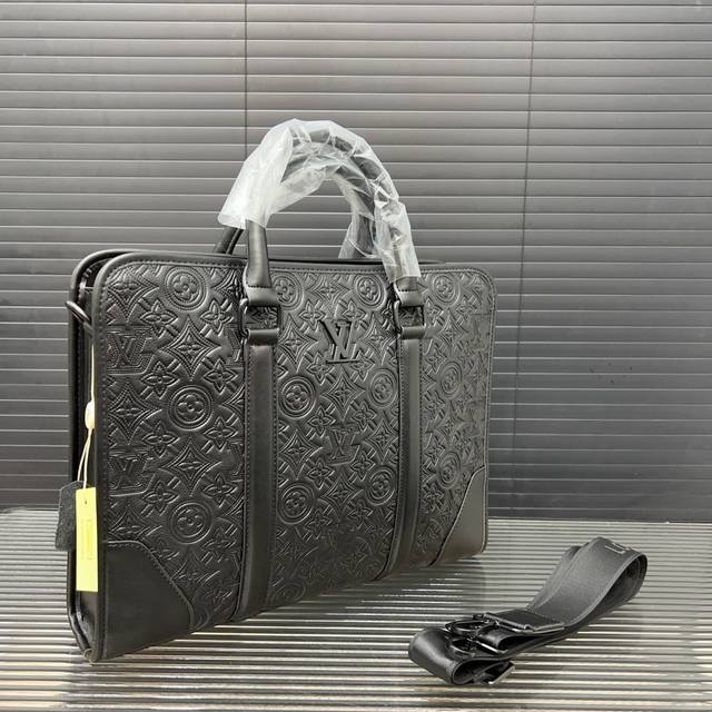 Louisvuitton 路易威登 牛皮男包公文包 手提包 电脑包 采用精湛镶嵌细工 经典百搭 实物拍摄 原厂原版面料 28 X 38 Cm。