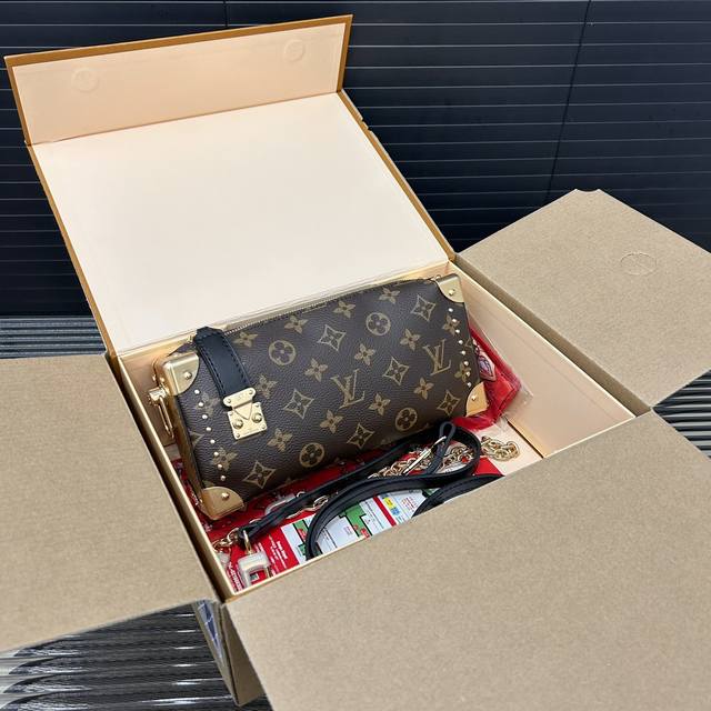 Louisvuitton 路易威登 Slim Trunk休闲单肩斜挎包 超大容量 电镀激光雕刻五金 高品质 附带 防尘袋 规格 13 X 23 Cm