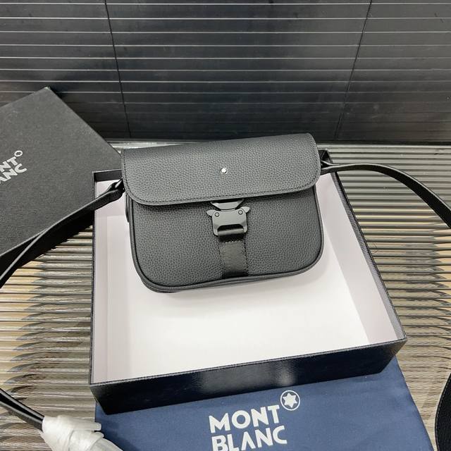 Montblanc 万宝龙 牛皮单肩包 男包 斜挎包 采用精湛镶嵌细工，经典百搭 实物拍摄 原厂原版面料 高端品质 配送防尘袋 21 X 17 Cm。