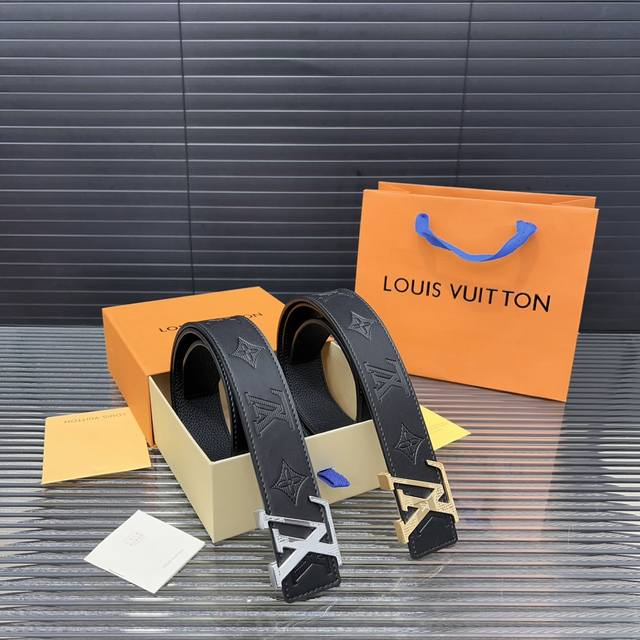 Louisvuitton 路易威登 钢扣 原单牛皮腰带 男士经典款皮带 时装搭配必备款 优质扣头 采用原厂牛皮带身 机械打孔 高品质全套包装 礼盒 礼袋 小票