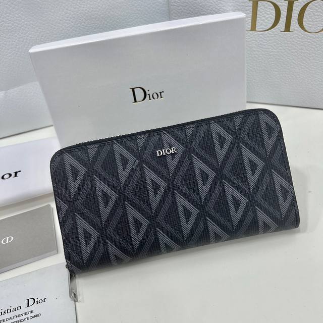 Dior 0197颜色 黑色 浅蓝尺寸 19.5*10.5*3 Dior专柜最新款！Dior长款拉链钱包高档 印花正面饰有“Dior＂徽标，搭配头层牛皮，容量大