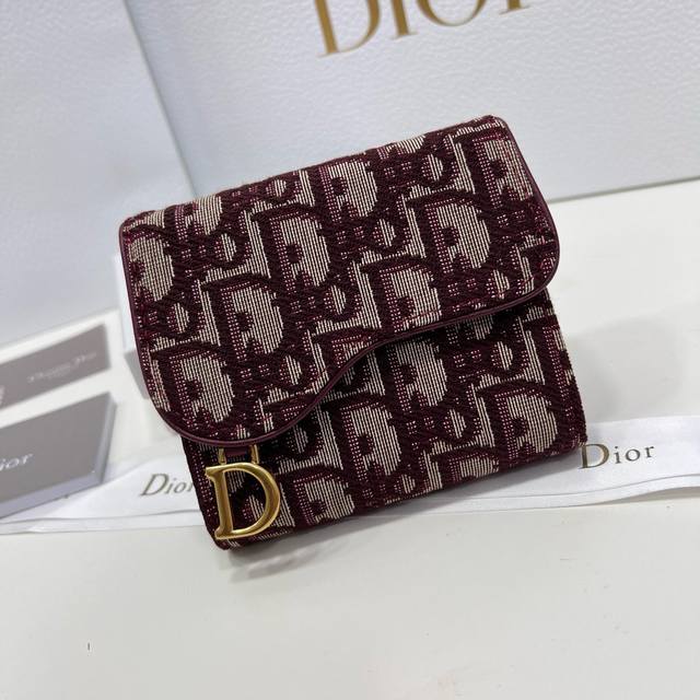 Dior 2381颜色 黑 灰 红尺寸：11*10*2 专柜秋冬新款火爆登场！采用头层牛皮，做工精致， 媲美专柜！多功能小卡包，超级实用