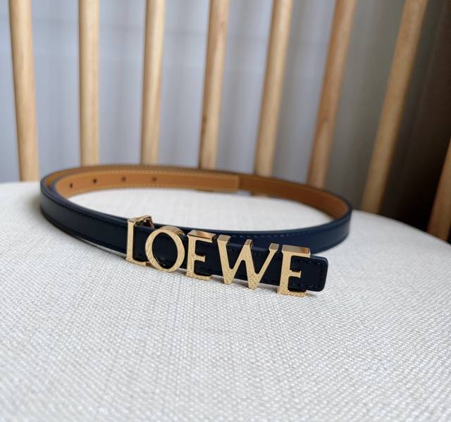 Loewe 罗意威 专柜最新同款腰带 选用光滑牛皮革腰带 饰以金属loewe腰带扣五孔调节 卓越的工艺 个性的造型 精美的材质 宽:1.5