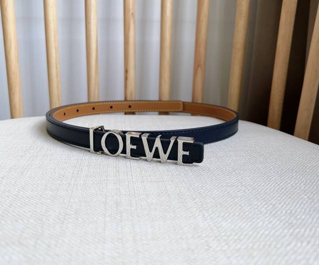 Loewe 罗意威 专柜最新同款腰带 选用光滑牛皮革腰带 饰以金属loewe腰带扣五孔调节 卓越的工艺 个性的造型 精美的材质 宽:1.5