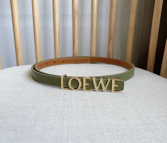 Loewe 罗意威 专柜最新同款腰带 选用光滑牛皮革腰带 饰以金属loewe腰带扣五孔调节 卓越的工艺 个性的造型 精美的材质 宽:1.5