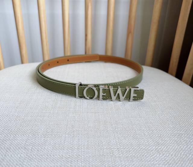 Loewe 罗意威 专柜最新同款腰带 选用光滑牛皮革腰带 饰以金属loewe腰带扣五孔调节 卓越的工艺 个性的造型 精美的材质 宽:1.5