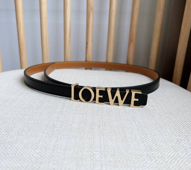 Loewe 罗意威 专柜最新同款腰带 选用光滑牛皮革腰带 饰以金属loewe腰带扣五孔调节 卓越的工艺 个性的造型 精美的材质 宽:1.5