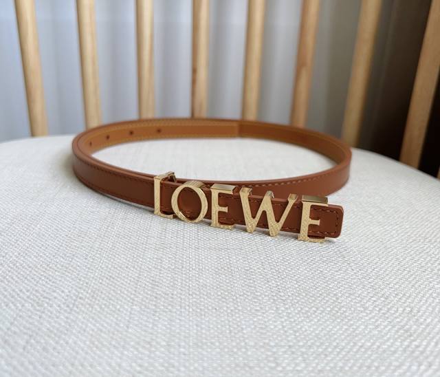 Loewe 罗意威 专柜最新同款腰带 选用光滑牛皮革腰带 饰以金属loewe腰带扣五孔调节 卓越的工艺 个性的造型 精美的材质 宽:1.5