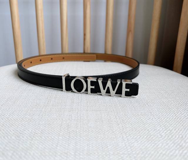 Loewe 罗意威 专柜最新同款腰带 选用光滑牛皮革腰带 饰以金属loewe腰带扣五孔调节 卓越的工艺 个性的造型 精美的材质 宽:1.5