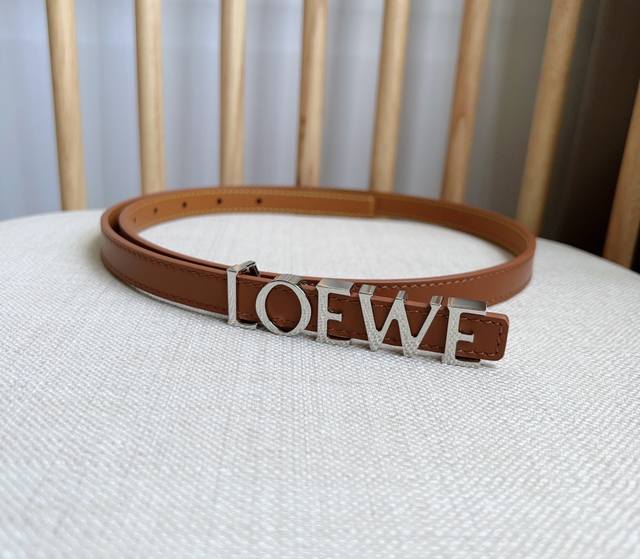 Loewe 罗意威 专柜最新同款腰带 选用光滑牛皮革腰带 饰以金属loewe腰带扣五孔调节 卓越的工艺 个性的造型 精美的材质 宽:1.5