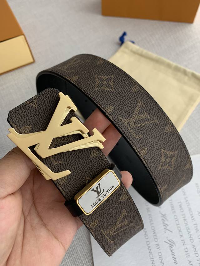 品名： Lv..路易..威登腰带皮带原单 型号：挂扣，经典纯钢材质双色挂扣，图片实物拍摄 材料：头层牛皮，挂扣系列，纯钢材质扣头，钯镀电镀工艺永不掉色。经典咖老