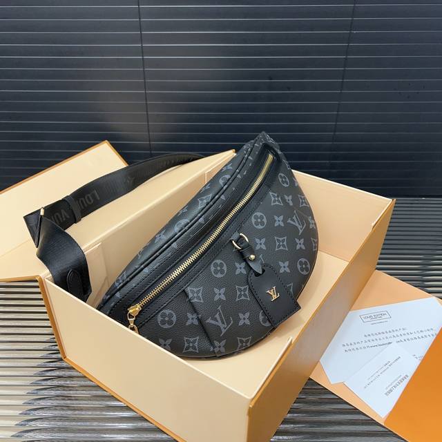 Louisvuitton 路易威登 原版牛皮high Rise 腰包 男女通用斜挎胸包 实物拍摄 原厂原版面料 配送小票 防尘布袋 礼盒 38 X 16 Cm。