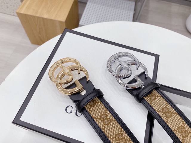 Gucci 男女通用款 古奇新款互扣式g带扣深受品牌辉煌的70年代经典设计所影响，得以重新诠释。安放于织纹纯皮腰带之上。正品一致的吊牌全套包装 配纸袋 礼品盒