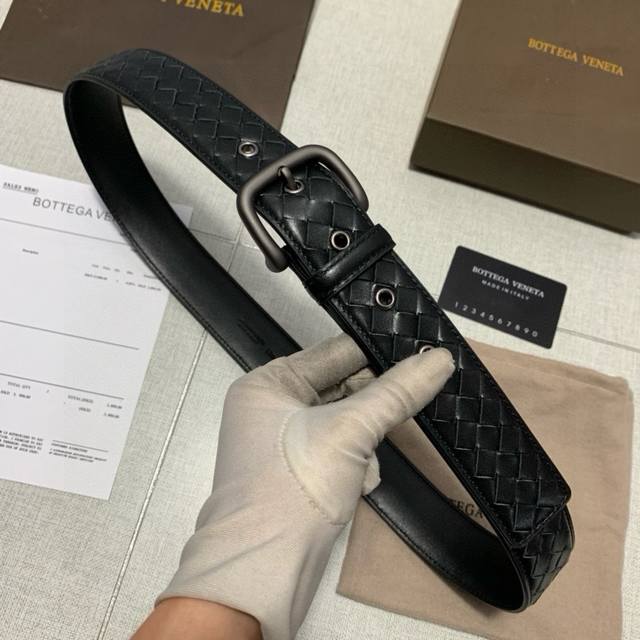 品牌： Bottega Veneta钢扣 等级：Bv原单私货.进口双面头层牛皮，专柜售、堪比正品！油边精致 电脑车线 手感柔软.实物拍摄无修饰 上身效果超好、长