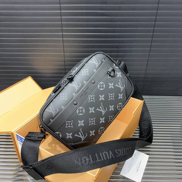 Louisvuitton 路易威登 Alpha 单肩斜挎包 采用精湛镶嵌细工，经典百搭 实物拍摄 原厂原版面料 飞机礼盒 23 X 16Cm。