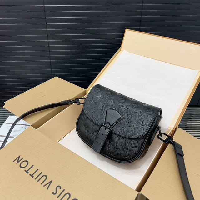 Louisvuitton 路易威登 Montsouris 牛皮斜挎包翻盖邮差包 单肩包 男女通用斜挎包 采用精湛镶嵌细工 经典百搭 实物拍摄 原厂原版面料 配送