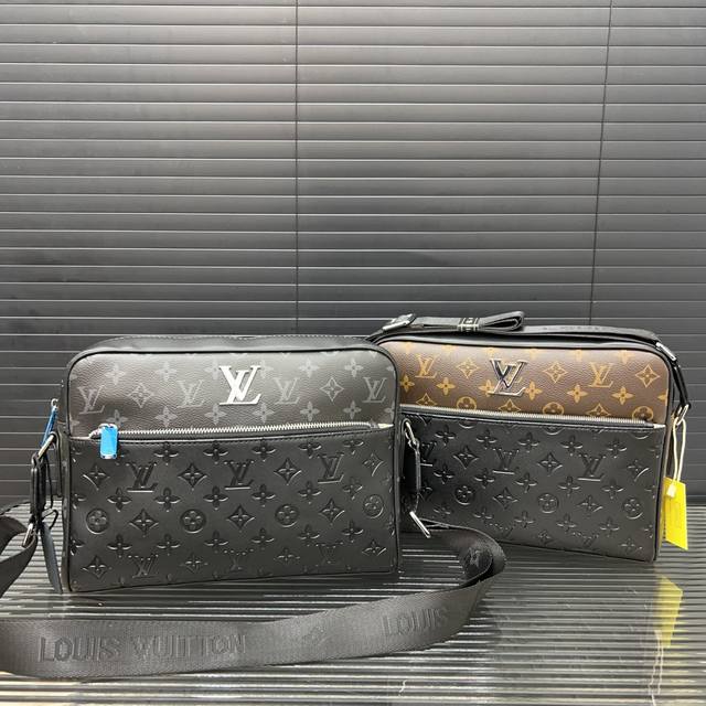 Louisvuitton 路易威登 压花邮差包 男包斜挎包 单肩包 经典百搭 实物拍摄 原厂原版面料 配送防尘袋 29 X 22 Cm。