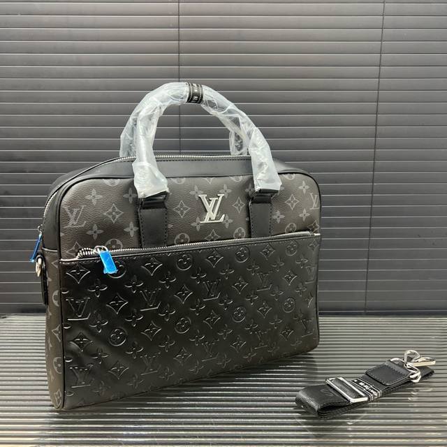 Louisvuitton 路易威登 牛皮男包公文包 手提包 电脑包 采用精湛镶嵌细工 经典百搭 实物拍摄 原厂原版面料 28 X 38 Cm。