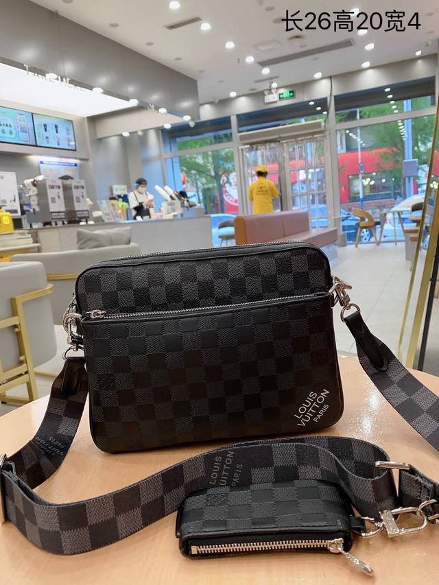 N40438 三件套pochette Trio 邮差包系列 Pochette 男士三合一手袋由两种经典帆布制成，M43644标志性的同色调灰色图案凸显此多功能拼