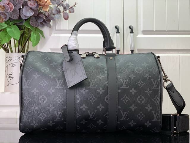 Keepall 35 手袋 M46655黑花 Keepall 35旅行袋，由全新标志性 Monogram Eclipse 帆布裁制而成。自 1930 年以来，K