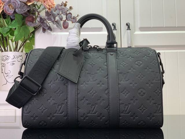 Keepall 35 手袋 M22765全皮 本款 Keepall 35旅行袋为 Monogram Shadow 皮革铺陈全幅 Monogram 压纹，搭配哑光