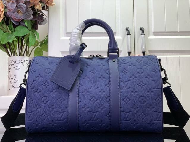 Keepall Bandoulière 35 手袋 M11691 深蓝色 压花 Keepall Bandoulière 35是一款粒面taurillon皮革的中