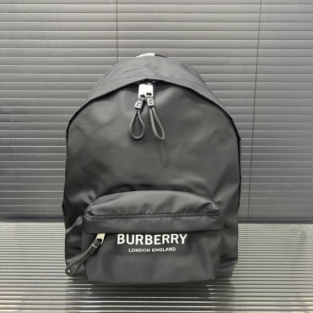 Burberry 巴宝莉 徽标印花econyl双肩包 男女通用背包 书包 经典logo搭配原厂工艺材质 休闲百搭 采用精湛镶嵌细工，实物拍摄 原厂原版面料 配送