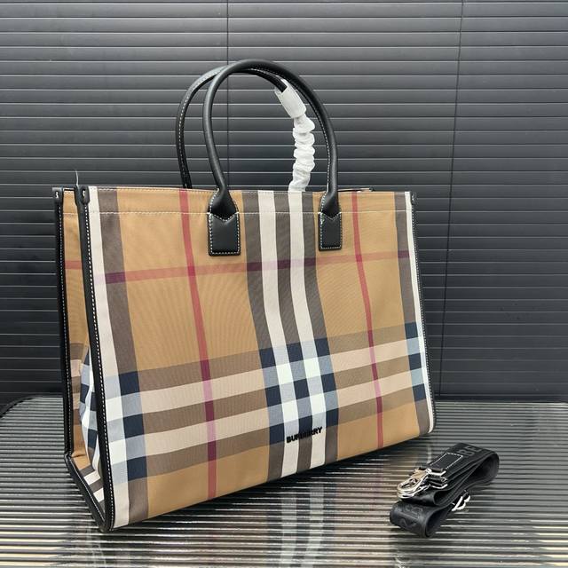 Burberry 巴宝莉 经典格子帆布托特包 男女通用手提包 采用精湛镶嵌细工 经典百搭 实物拍摄 原厂原版面料 配送防尘袋 43 X 33 Cm。