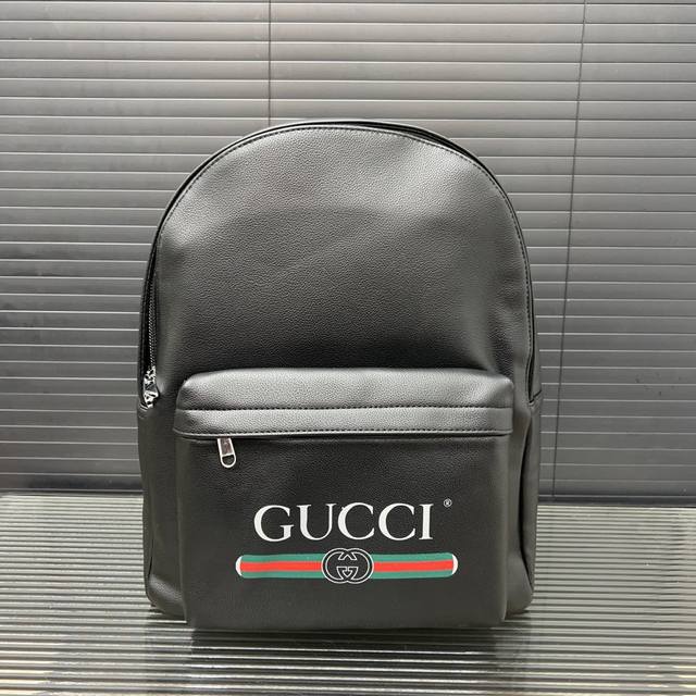 Gucci 古奇 Logo标志print印花双肩包 男女通用背包 经典复刻设计 采用精湛镶嵌细工，实物拍摄 原厂原版面料 配送防尘布袋 41 X 33 Cm。