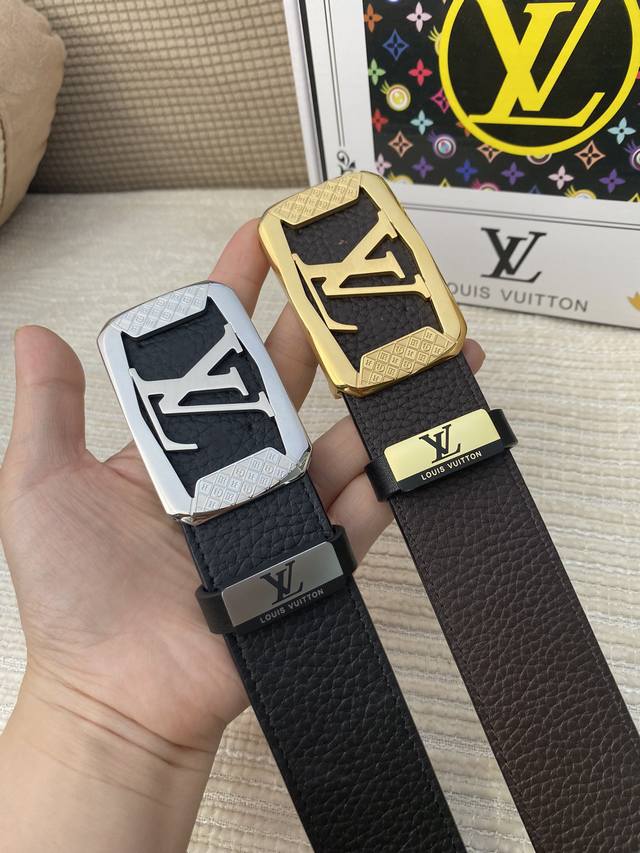 品名：Lv..路易..威登原单 材质：原单牛皮腰带 百分百头层牛皮腰带保证真皮，24K纯钢扣，专柜原单品质、做工精细，时尚大牌，送人自用首选 包装： 请认准如图