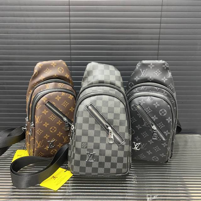 Louisvuitton 路易威登 印花胸包 斜挎单肩包 采用精湛镶嵌细工，实物拍摄 原厂原版面料 配送防尘袋30 X 17 Cm。