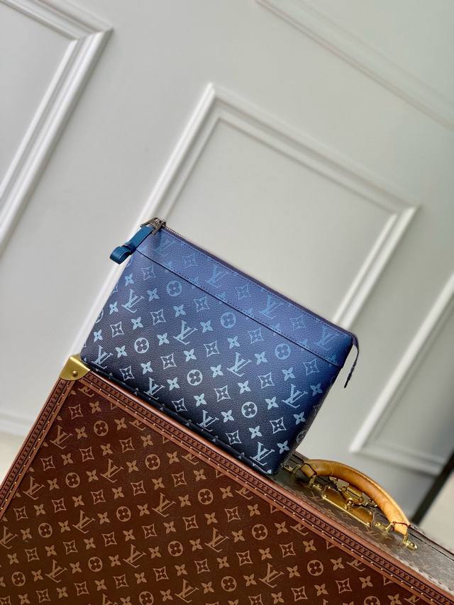 M 45蓝色 本款 Pochette Voyage Souple 手拿包取材 Monogram Gradient 帆布，巧妙呈现向上渐散的 Monogram 图