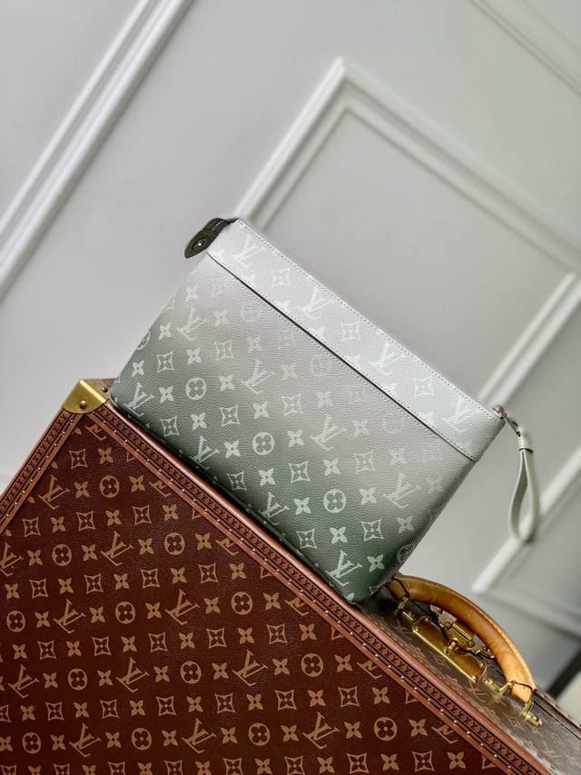 M 45灰绿 本款 Pochette Voyage Souple 手拿包取材 Monogram Gradient 帆布，巧妙呈现向上渐散的 Monogram 图