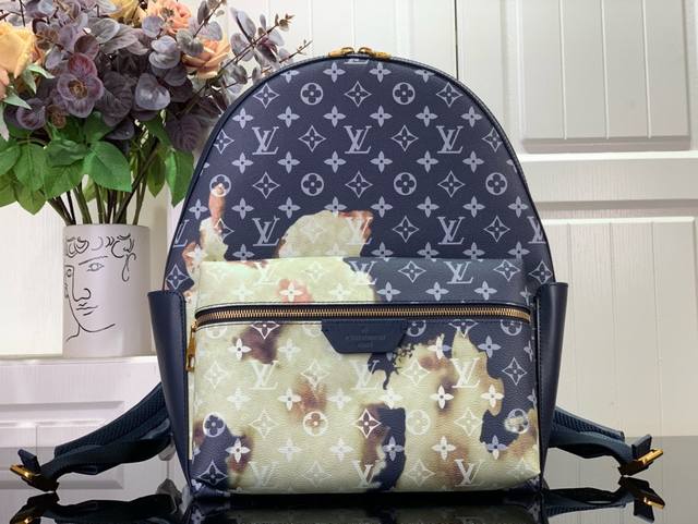 Discovery 双肩包 M23905 蓝色 篝火丝印 本款双肩包融合 Monogram Tapestry 帆布、皮革饰边和金属件，为登山包的粗粝质感注入摩登