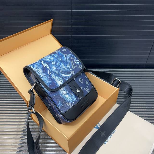 Louisvuitton 路易威登 Messenger 动物园系列手机包 限定翻盖邮差包 斜挎包单肩包采用精湛镶嵌细工，实物拍摄 原厂原版面料 配礼盒 23 X