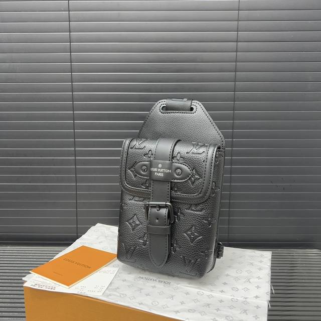 Louisvuitton 路易威登 Saumur 单肩包 胸包 斜挎包 男女通用 采用精湛镶嵌细工，经典百搭 实物拍摄 原厂原版面料 配送防尘袋 折叠礼盒 25