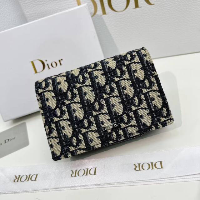 Dior 2033颜色 黑色尺寸13.5*9.5*3.5 Dior 专柜最新款火爆登场！采用进口牛皮，做工精致， 媲美专柜！多功能小钱包，内隔丰富，超级实用！