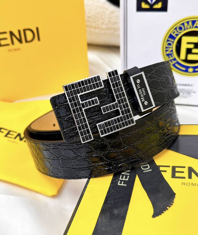 皮带：Fendi.芬迪..顶级原单复刻- 腰带：百分百进口原厂头层牛皮，鳄鱼纹路，均匀细腻保证真皮。双层ff水晶镶嵌黑白钻石24K纯钢扣材质，永不掉色进口小牛皮