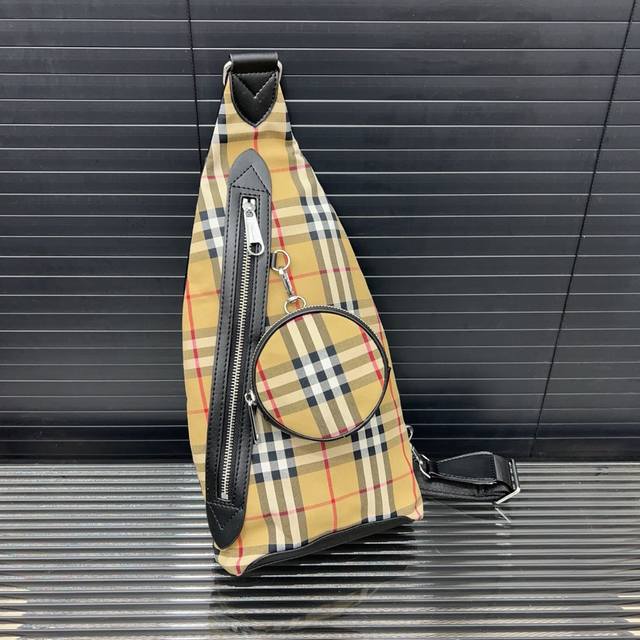 Burberry 巴宝莉 二合一尼龙布单肩包 男女通用斜挎包胸包 经典logo搭配原厂工艺材质 休闲百搭 采用精湛镶嵌细工，实物拍摄 原厂原版面料 配送防尘袋