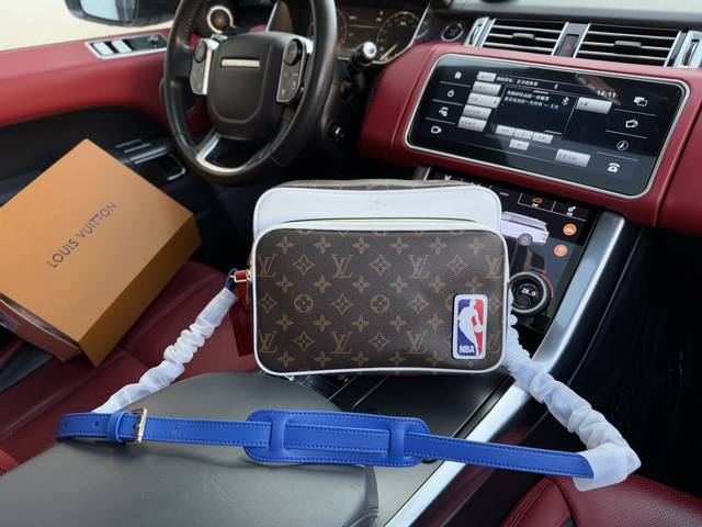 高端货 新款 “ Louis Vuitton ”Lv单肩包 路易威登邮差包 M45584 Louis Vuitton X Nba 联名款 老花满印可调节肩带 涂